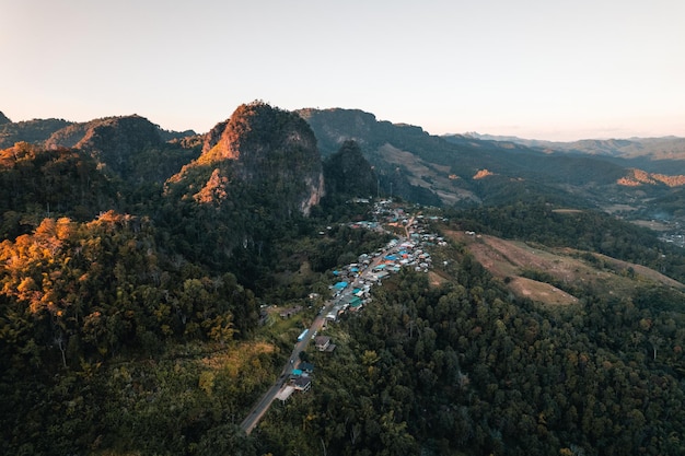 Montañas y luz del atardecer por la noche en un pueblo rural en Mae Hong Son