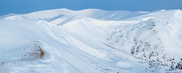 Montañas de la mañana de invierno