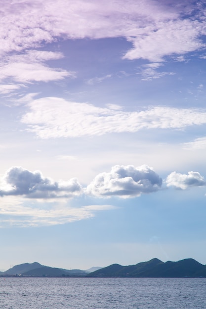 Montañas, mar y cielo.