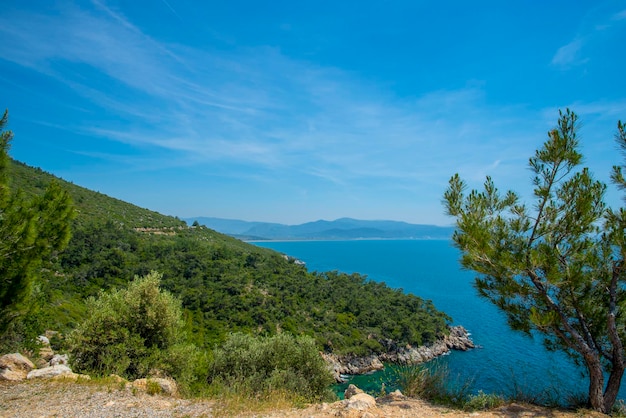 Las montañas y el mar en Turquía en un día soleado y de verano