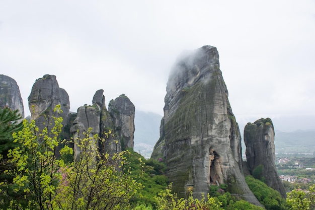 Montañas de Meteora en Grecia durante la lluvia cielo nublado