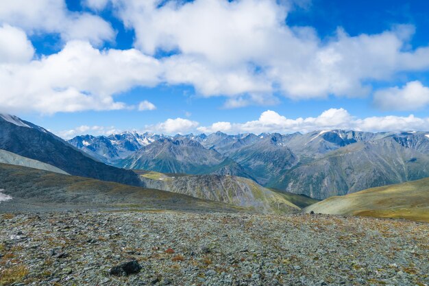 Montañas de montaña vista panorámica inAltai montañas, Rusia