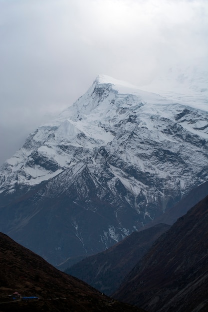 Montañas en Nepal con nubes en el cielo, Annapurna Circuit Trekking Route en Himalaya