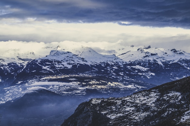 Montañas nevadas en los Alpes suizos.