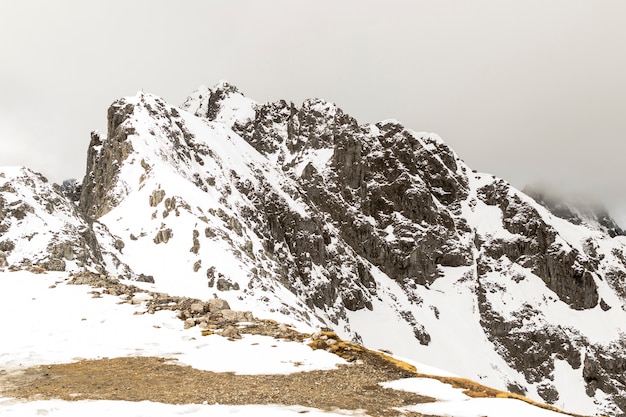 Montañas nevadas en los Alpes suizos