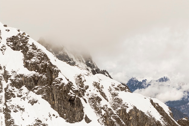 Montañas nevadas en los Alpes suizos