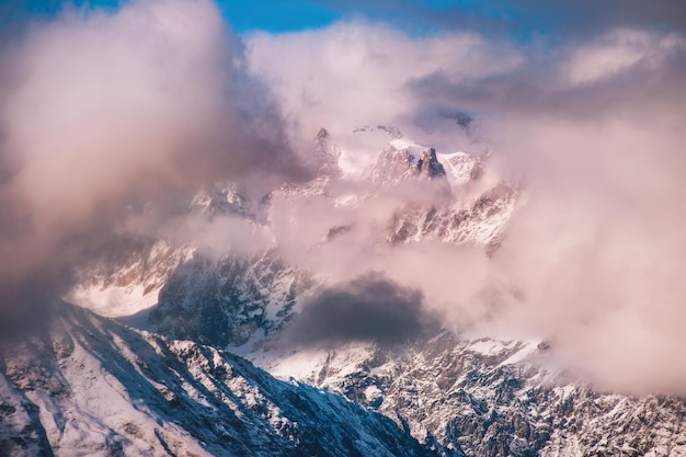 Montañas nevadas y brumosas