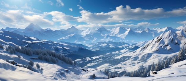 Montañas nevadas bajo un cielo azul con nubes