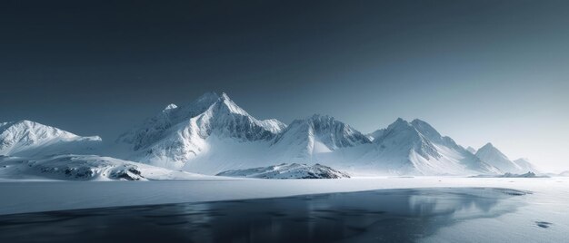 Montañas nevadas en un día de invierno cerca del lago bajo un cielo oscuro al amanecer