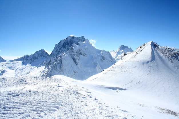 Montañas nevadas durante el día.