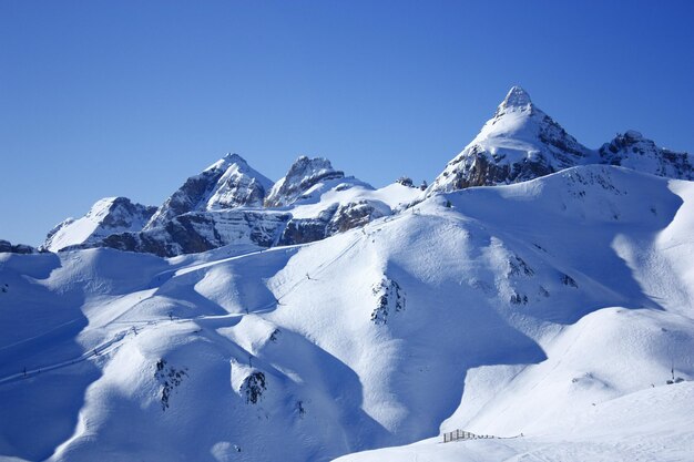 Montañas nevadas en la estación de esquí de Formigal. Cumbres, invierno en el Pirineo de Huesca