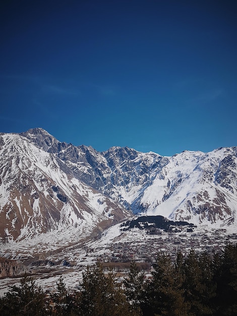 Montañas nevadas, Georgia, Kazbegi, fotografía de paisaje invernal