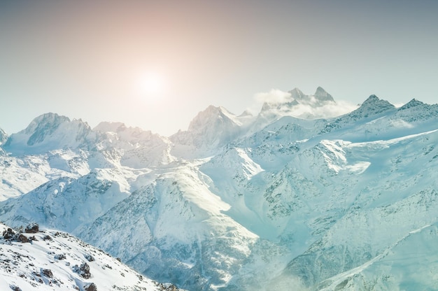 Montañas nevadas de invierno al atardecer. Hermoso paisaje de invierno