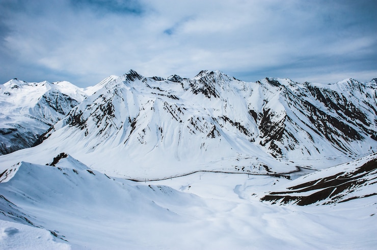 Foto montañas nevadas de invierno. montañas del cáucaso, georgia, gudauri.