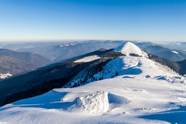 Montañas nevadas de invierno. Paisaje ártico