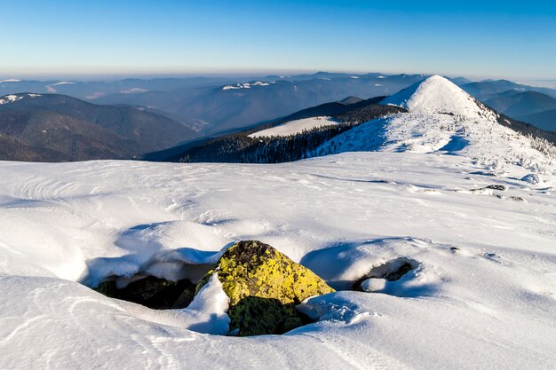 Montañas nevadas de invierno.