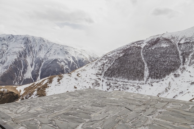 Montañas nevadas de invierno