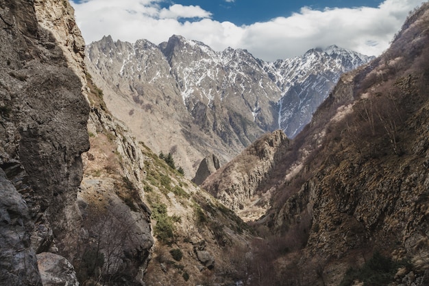 Montañas nevadas de invierno