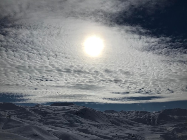 Montañas nevadas y nubes densas