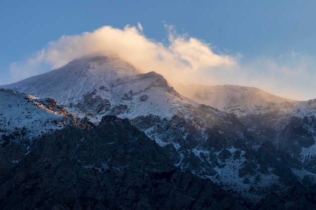 Montañas nevadas con nubes.