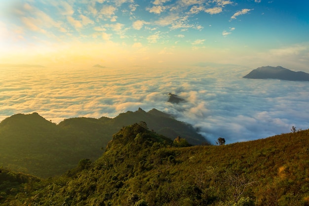 Montañas y niebla en la mañana de tailandia