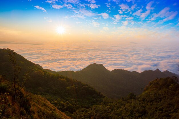 Montañas y niebla en la mañana de tailandia