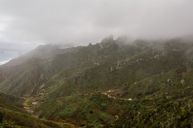 Montañas en la niebla. niebla mística se acerca a las montañas