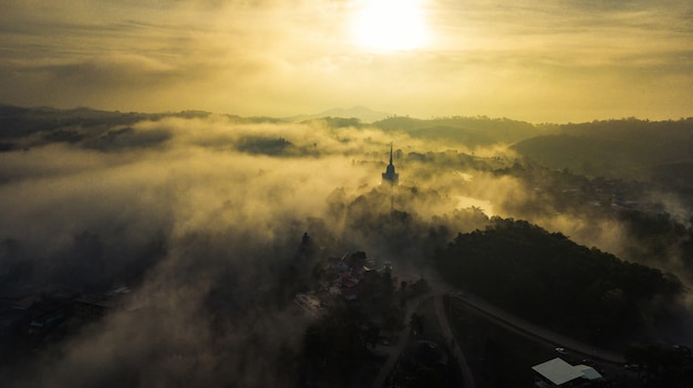 Montañas y niebla en Tailandia