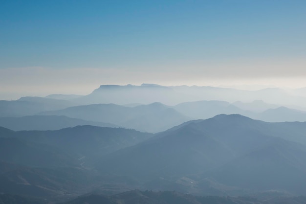 Montañas con niebla