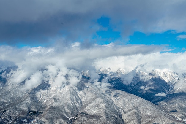 Montañas con nieve blanca y cielo azul