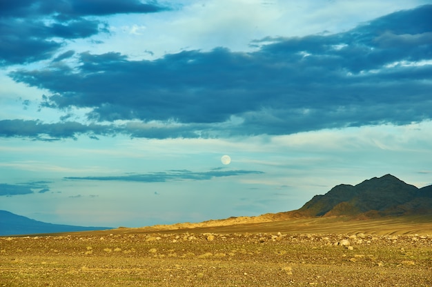 Foto montañas nocturnas en el fondo de la luna, provincia de khovd, en el oeste de mongolia, mankhan.