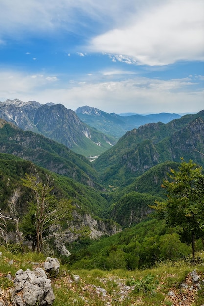 Montañas en el norte de Albania Vista panorámica del paisaje en el desfiladero de la montaña