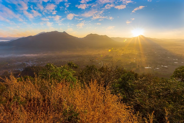 Montañas en las nubes al amanecer en verano Vista aérea del pico de la montaña en la niebla Hermoso paisaje