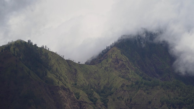 Montañas en las nubes bali indonesia