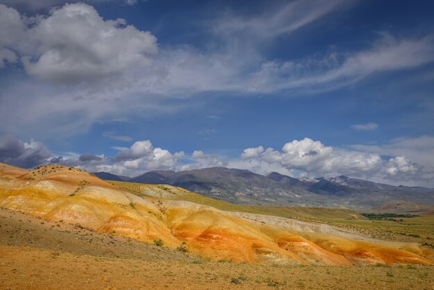 Montañas con nubes en el cielo