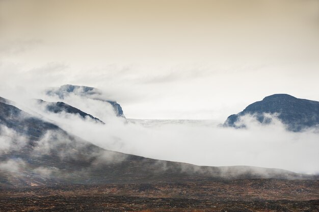 Montañas con nubes en un día lluvioso, oeste de Groenlandia