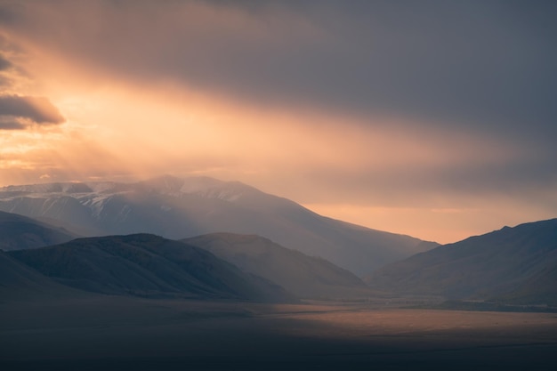 Montañas con nubes en la luz del sol de la mañana Altai Rusia