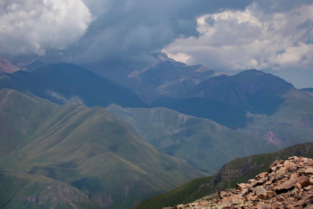 Montañas en nubes y nubes.