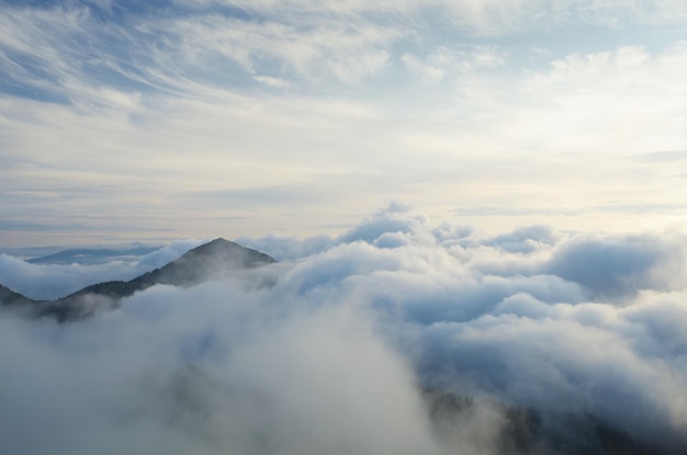 montañas en las nubes