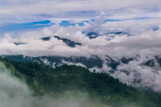 Foto montañas entre las nubes