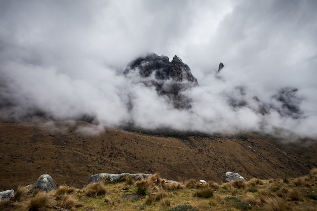 Montañas en las nubes