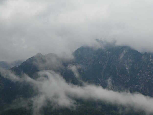 Foto montañas nubladas en un día lluvioso