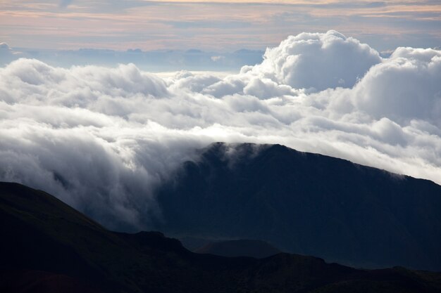 Foto montañas nubladas