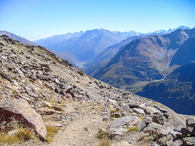 Montañas de obsidiana multicapa Cordillera del Cáucaso Rusia República KabardinoBalkar