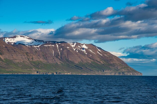 Las montañas de Olafsfjardarmuli en Eyjafjordur en Islandia