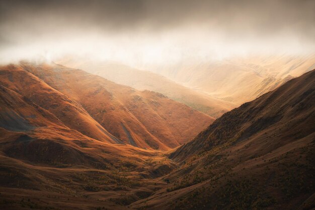 Montañas de otoño en la mañana brumosa. Valle de Gil-Su en el norte del Cáucaso, Rusia. Hermoso paisaje otoñal