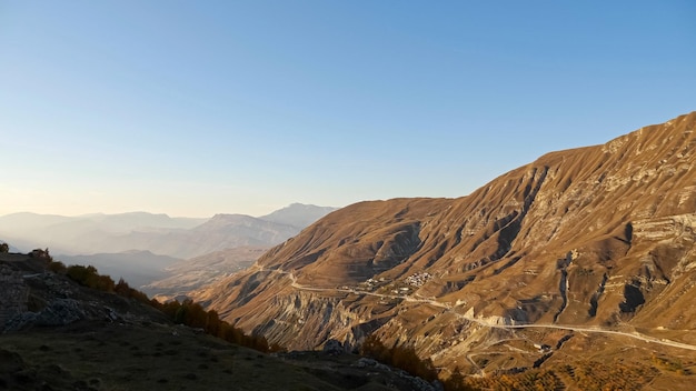 Montañas en otoño Árboles amarillos Cielos despejados