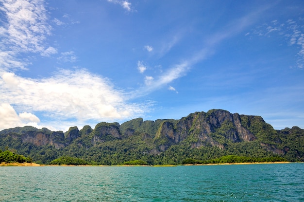 Las montañas y el paisaje de mar con cielo azul, las islas