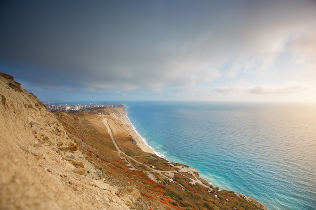 Montañas y un paisaje de mar con el cielo azul. Mar negro, rusia Hermosa vista de la ciudad.