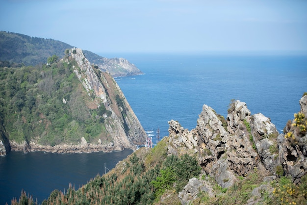 montañas y paisaje marino.